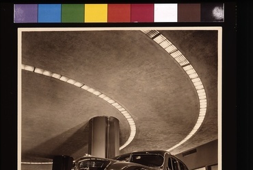 A Chrysler Airflow négyajtós szedán a toronyban található bemutatóteremben. Fotó: F. S. Lincoln, 1937. Forrás: Library of Congress
