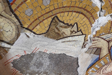 A Dudits-mozaik felújítás közben