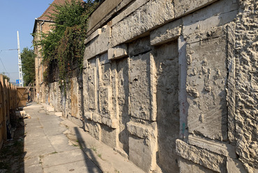 A copf kőfaragványt rejtő sírépítmény hátsó fala