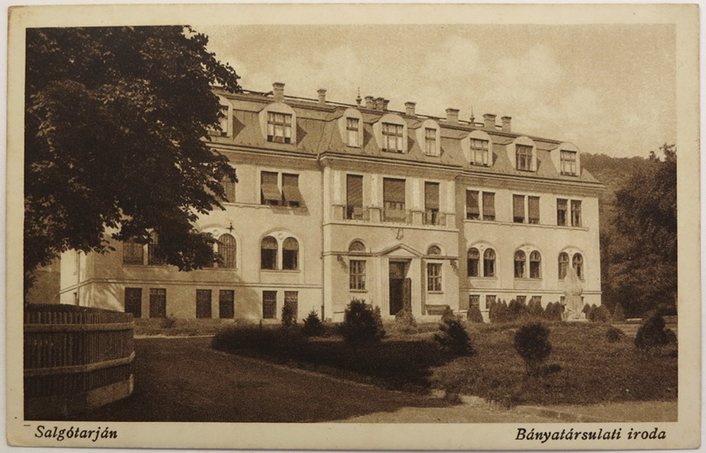 Salgótarján, Bányatársulati iroda (ma Megyei egészségbiztosítási iroda) 1925 körül, tervező: Fleischl Róbert. Képeslap a szerző gyűjteményéből