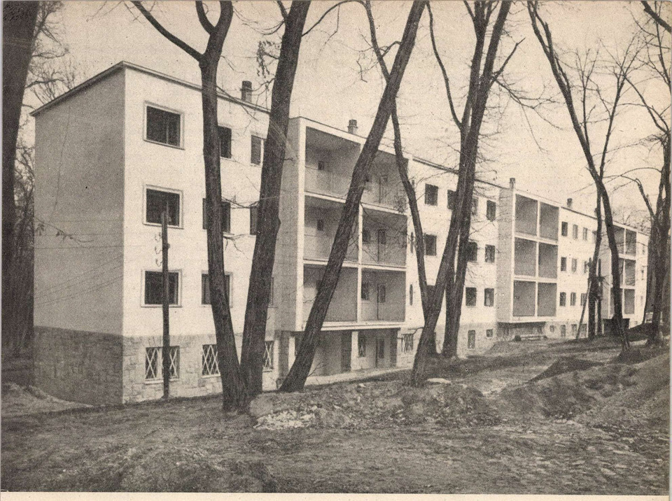 Tatabánya, bányászlakóházak (ma a Ságvári lakótelep részei) 1949-ből, tervező: Fleischl Etelka, Fleischl Gyula és Major Máté. Forrás: Új Építészet, 1949/1-3., 17. és 19. o.