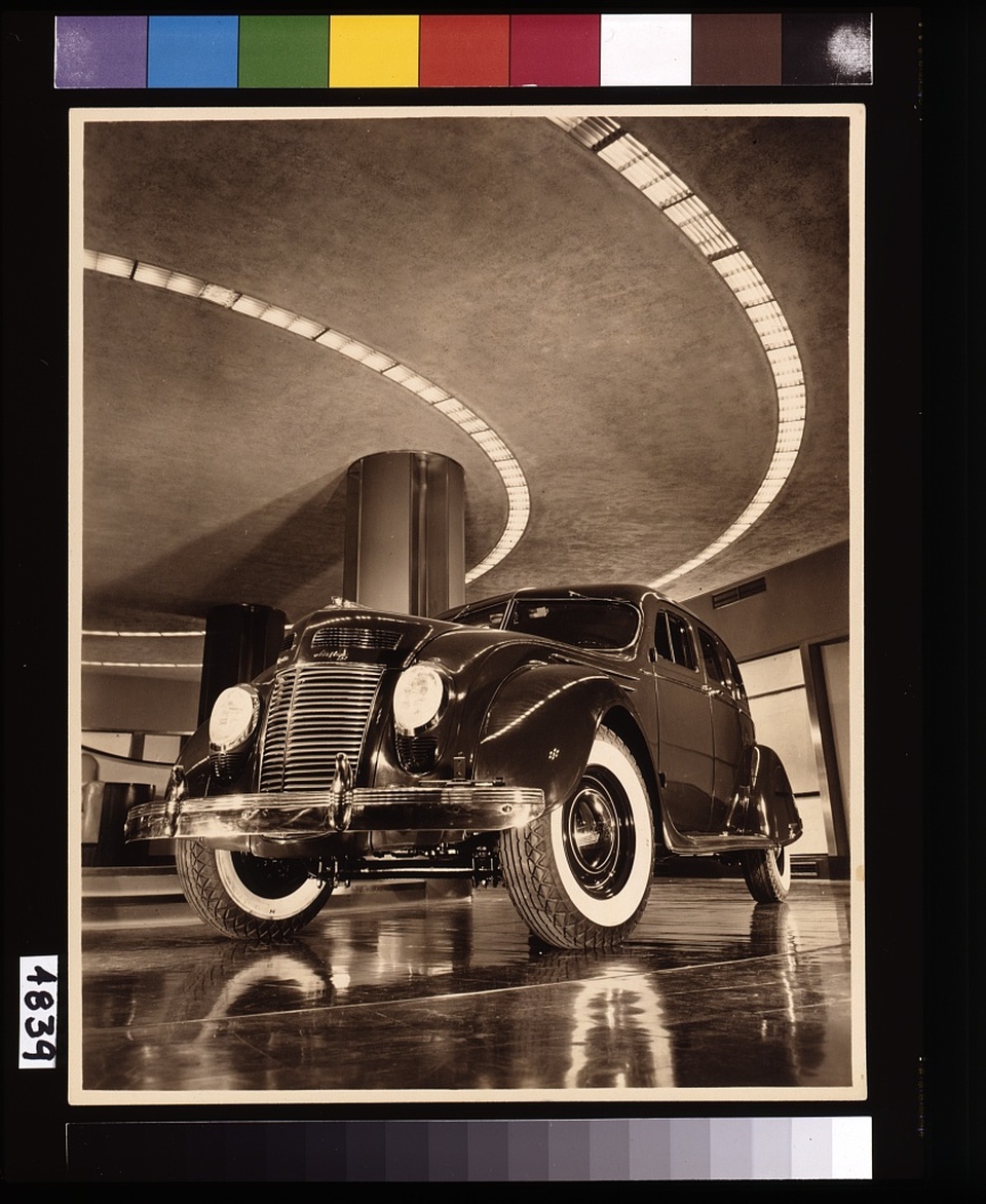 A Chrysler Airflow négyajtós szedán a toronyban található bemutatóteremben. Fotó: F. S. Lincoln, 1937. Forrás: Library of Congress