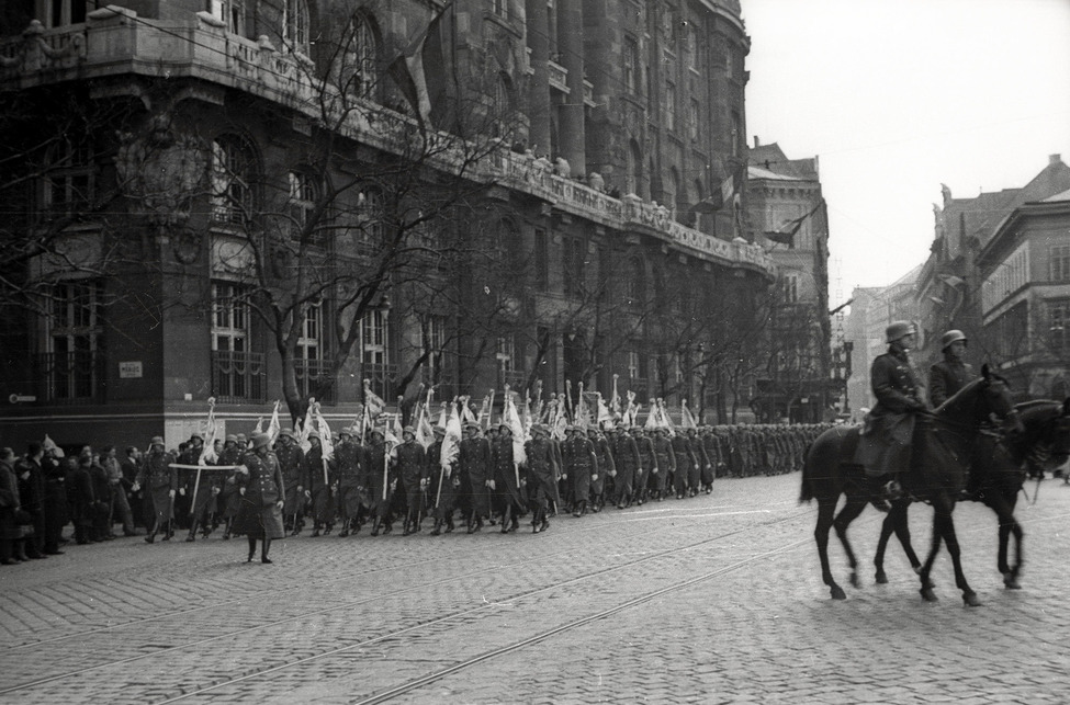 A Bólyai Akadémia díszszázada a Szovjetunióból hazahozott 1848-as honvédzászlókkal a Széchenyi téren, 1941. március 24. Fotó: Fortepan / Lenkey Márton 