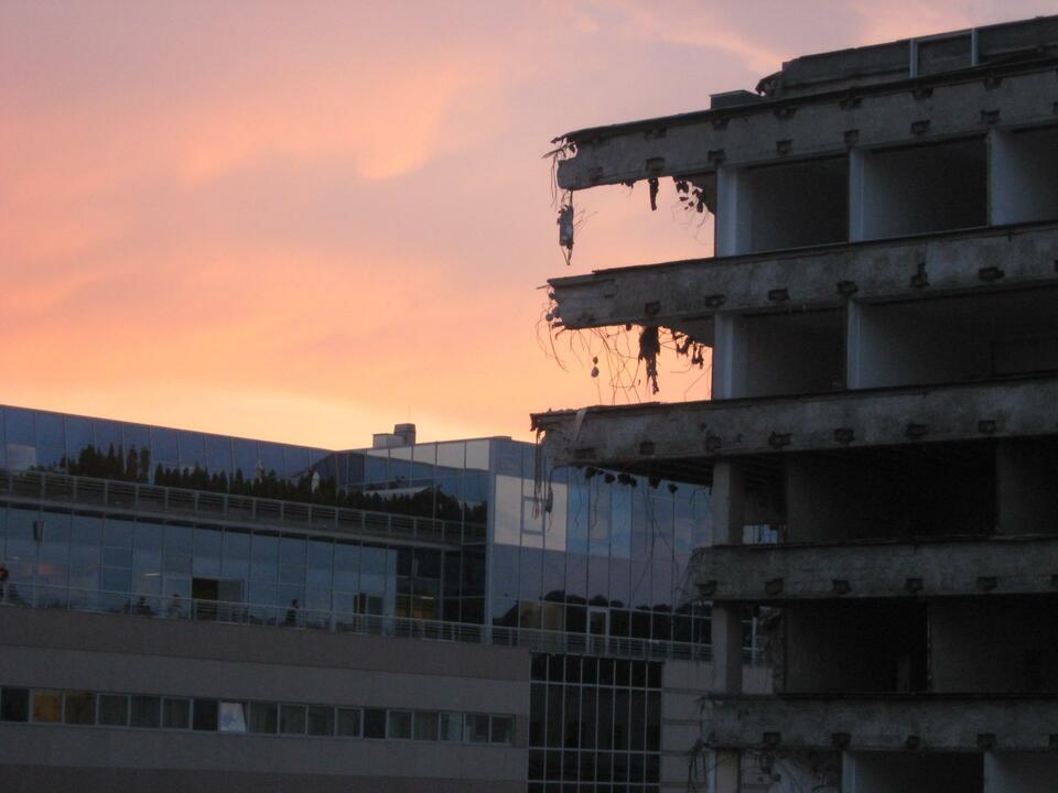 A volt Ipari Minisztérium épületének bontása. A szerző felvétele.