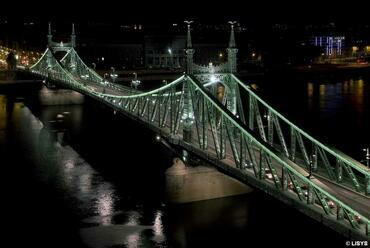 A Szabadság híd és a Margit híd esti fényei