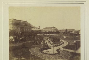 Eiffel tér (ekkor névtelen), a Nyugati pályaudvar indulási oldala a Teréz körút felől nézve. A felvétel 1880-1890 között készült. Fotó: Fortepan / Budapest Főváros Levéltára (levéltári jelzet: HU.BFL.XV.19.d.1.06.055)