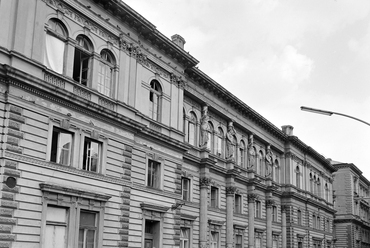 Nyugati (Marx) tér a Jókai utca felé nézve, szemben az egykori indóházból kialakított MÁV igazgatósági épület. 1976. Forrás: Fortepan / Uvaterv