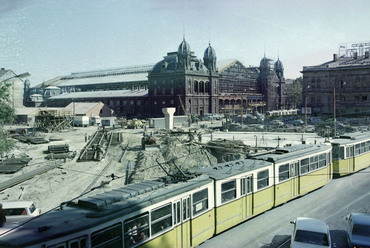 Nyugati (Marx) tér az aluljáró és a felüljáró építési munkálatai alatt, szemben a Nyugati pályaudvar. 1979. Forrás: Fortepan / Uvaterv