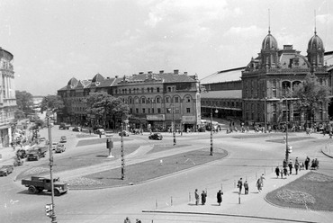 A Nyugati (Marx) tér a Westend-házzal. 1952. Forrás: Fortepan / Magyar Rendőr