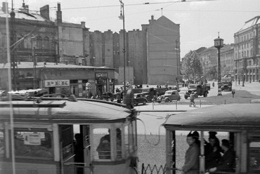 Nyugati (Marx) tér a sarki foghíjtelekkel (a mai Skála helyén). 1952. Forrás: Fortepan / Magyar Rendőr