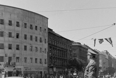 1949 - Magyarország,Budapest V.,Budapest VI. Nyugati (Marx) tér és a Szent István körút házsora. BMW 328-as típusú személygépkocsi, mögötte egy Renault Juvaquatre. Forrás: Fortepan, adományozó: Magyar Rendőr