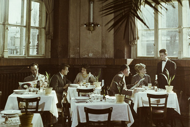 A Nyugati pályaudvar étterme 1960-ban. Forrás: Fortepan / Bauer Sándor