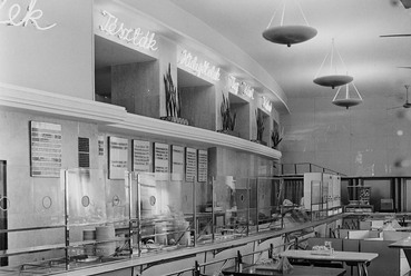 Expressz önkiszolgáló étterem (korábban Tejvendéglő) a Nyugati (Marx) tér 5. alatt 1964-ben, balra fent a galérián másodosztályú étteremmel. Forrás: Fortepan / Bauer Sándor