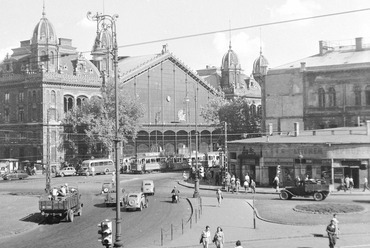 A Nyugati pályaudvar, jobbra a Népbüfé (Ilkovics) 1953-ban. Forrás: Fortepan / Uvaterv