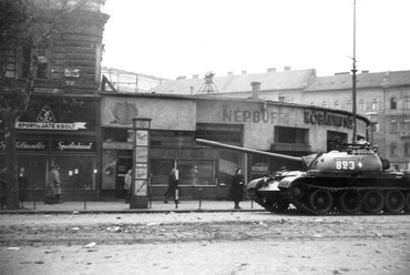 A szovjet csapatok ideiglenes kivonulása 1956. október 31-én. T-54-es harckocsi a Népbüfé előtt a Nyugati téren. Forrás: Fortepan / Pesti Srác