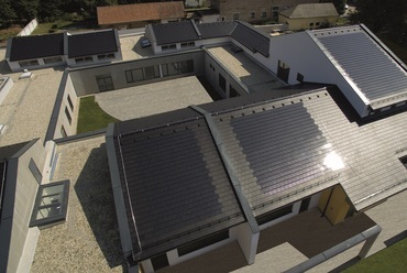 A GENEREON napelemes tetőcserepei nem bontják meg a tető síkjának folytonosságát, Fotó forrása: Terrán