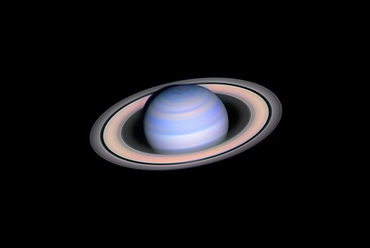 Infravörös Szaturnusz: A földről infravörös szűrőkkel lehet róla a legélesebb képeket készíteni. Ezen a képen a Szaturnusz és gyűrűi látszódnak teljes napfényben. Kivéve azt a pici részt, ahová a bolygó korongja árnyékot vet: ott éppen éjszaka van.