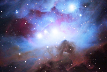 Fény és árnyék: A távoli csillagködök ragyognak fiatal kék óriáscsillagok fényében. Távolabb a fénytől azonban sötét fényelnyelő molekulafelhők alkotnak sűrű komplexumot az árnyékban. Fotó: Francsics László