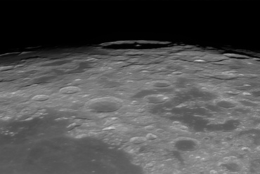 Alkony a Neper-kráterben: A Neper-kráterben lemegy a Nap. Alkonyat nincs, a kráter fenekén már éjszaka van, a központi csúcs viszont még napfényben fürdőzik. Fotó: Francsics László 