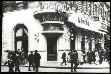 A Bucsinszky Kávéház modernizált portálja az 1930-as években. Kép: Magyar Kereskedelmi és Vendéglátóipari Múzeum