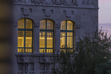 külső kapcsolat: a Középülettervezési Tanszék ablakai a Műegyetem K épületében - fotó: Fenes Tamás