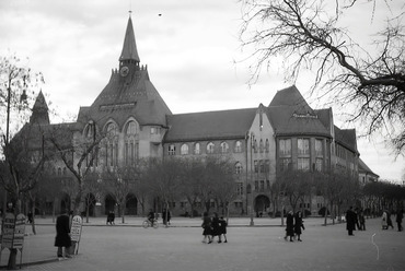 A kecskeméti Református Újkollégium az I. világháború áldozatává lett nagy ígéret, Mende Valér tervei alapján épült. A fotó 1940 körül készült, forrás: Fortepan / Kellner Ludwig