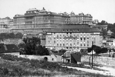 A kép középterében a Bethlen-udvar, az előtérben a bontás alatt álló Tabán, a háttérben a királyi palota 1933-ban. Fotó: Fortepan / Saly Noémi
