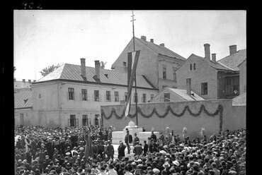 Az Országzászló felavatása 1936-ban Székesfehérváron. Kép: Szent István Király Múzeum – Székesfehérvár, via MaNDA