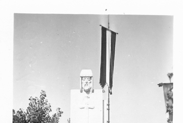 Országzászló avatása Pápán 1938-ban, Szent István szobrával. Fotó: Gróf Esterházy Károly Múzeum – Pápa, via MaNDA