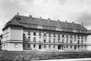 Eger, az egykori polgári leány- és fiúiskola Wälder Gyula tervezte épülete 1940-ben. Fotó: Fortepan / Somlai Tibor