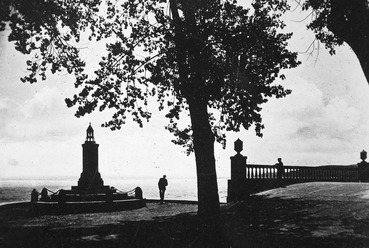 Balatonalmádi, az irredenta örökmécses a háború után is megmaradhatott, ’48-as emlékműnek átalakítva. Fotó: Fortepan / Fortepan