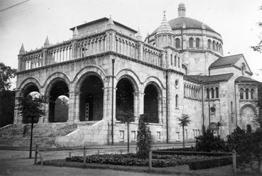 A Kotsis Iván tervezte Regnum Marianum-templom (1926-1930) Budapesten. Fotó: Fortepan / Ted Grauthoff