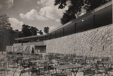 A park hivatalosan 1961. augusztus 20-án nyitott meg, a tervek datálása alapján azonban a végleges építészeti kialakítás csak 1962-re készült el. A Pázmándi Margit hagyatékában fennmaradt fényképek ekkoriban készülhettek. 