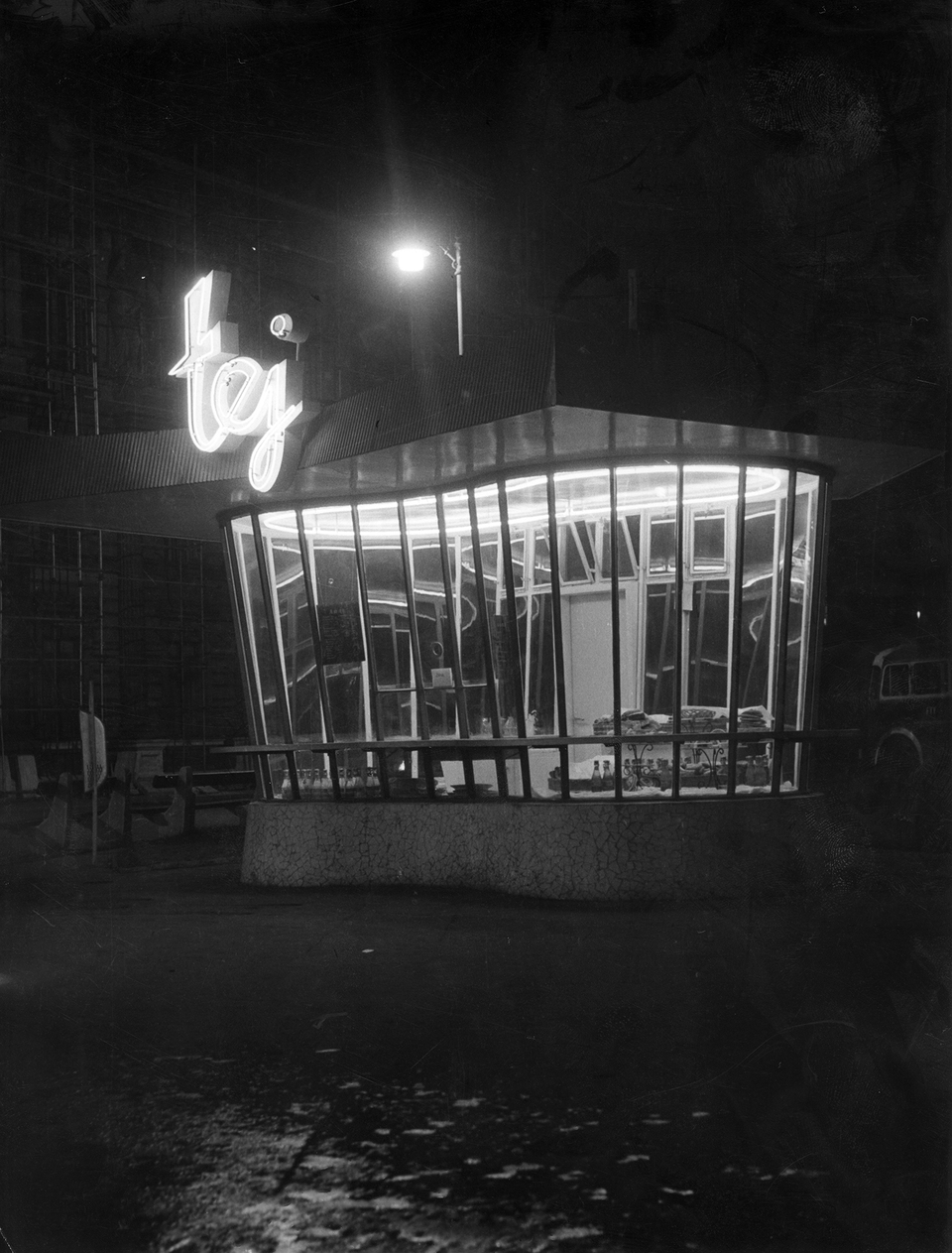 Nyugati (Marx) tér, tejivó pavilon. 1964. Fotó: Fortepan / Budapest Főváros Levéltára (levéltári jelzet: HU_BFL_XV_19_c_11)