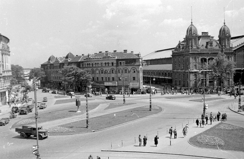 A Nyugati (Marx) tér a Westend-házzal. 1952. Forrás: Fortepan / Magyar Rendőr