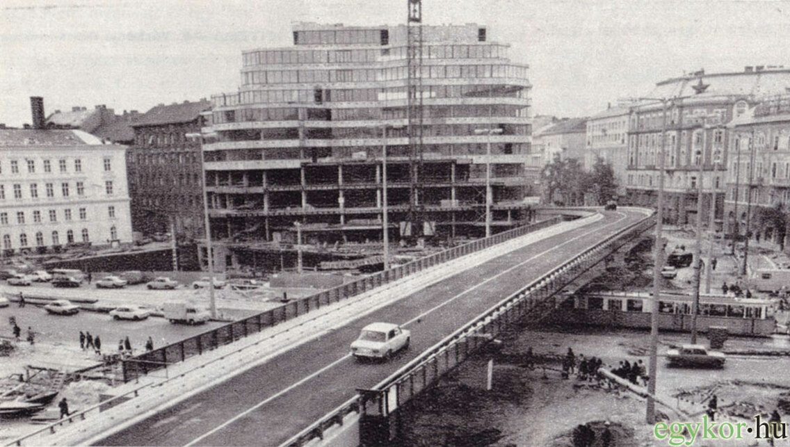 A Skála Metró Áruház építés közben, 1981. Forrás: Egykor.hu