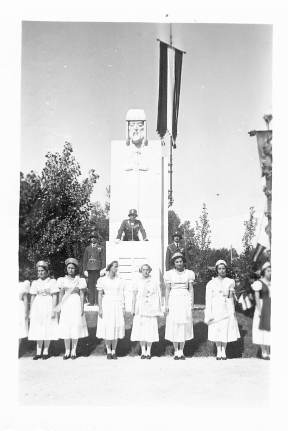 Országzászló avatása Pápán 1938-ban, Szent István szobrával. Fotó: Gróf Esterházy Károly Múzeum – Pápa, via MaNDA