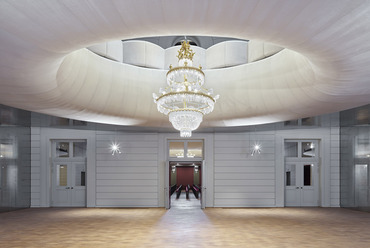 A bővítésben kialakított foyer földszintje. Fotó © Stadtcasino Basel | Fotografie roman weyeneth