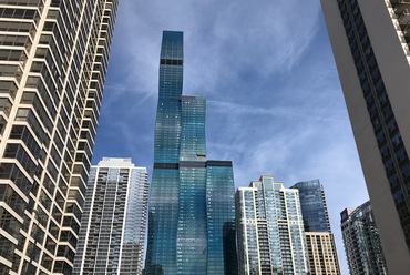 Vista Tower a Belváros északi (2020) 363 m magas lakótoronyban 396 luxuslakással és 192 szállodai szobával. Egyediségét a hat különböző árnyalatú homlokzati üvegpanel mintázata adja. - terv: Studio Gang. - fotó: Benkő Melinda