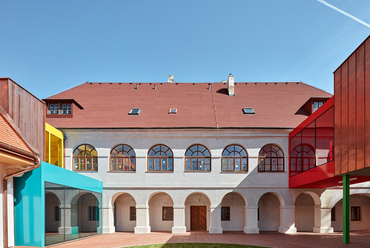 Vřesovice település általános iskolája / egy barokk épületegyüttes felújítása és kortárs továbbépítése - terv:  Jiří Markevič | Public Atelier és Jaroslav Sedlák | FUUZE - fotó: BoysPlayNice