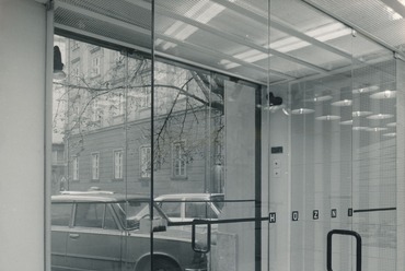 A Design Center Gerlóczy utcai bemutatótermének bejárata, 1980. Forrás: a Design Center archívuma