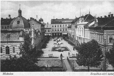 Erzsébet tér háttérben a Korona szállóval. Korabeli képeslap, forrás: Wikipedia