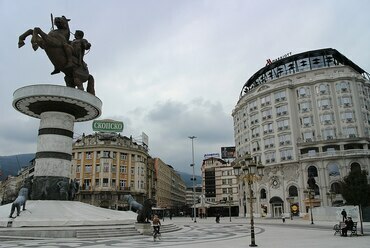 A „Lovas harcos” (Nagy Sándor) szobra Szkopje főterén - Forrás: Suicasmo, Wikimedia Commons