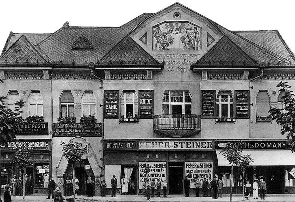 Gyöngyös, Fő tér, a Kereskedelmi és Gazdasági Bank épülete, 1911 körül, tervező: Freund Dezső. Forrás: képeslap a szerző gyűjteményéből