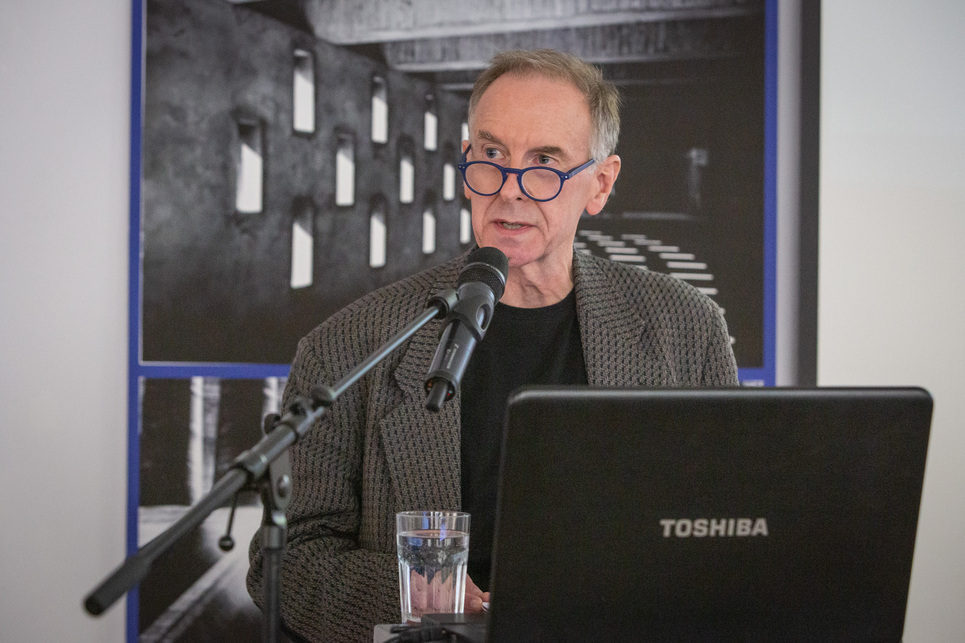 Robert McCarter előadást tart a Fugában. Fotó: Csibi Szilvia, CAFe Budapest