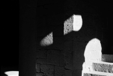 Ciszterci apátság kerengője, Le Thoronet, Franciaország, fotó: Lucien Hervé, 1951