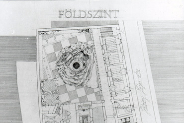 Kuslits Tibor: Magyar Építészeti Múzeum a Fortuna utca 18. alatt. Mesteriskolai felvételi terv, 1986. Földszinti alaprajz.