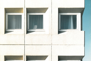 Az épület homlokzati részlete 1985 körül. Fotó: Pázmándi Margit hagyatéka