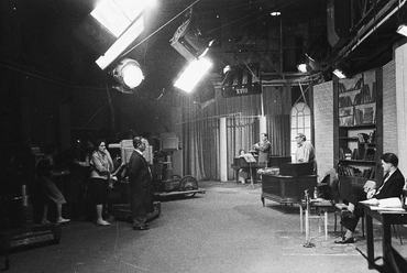 MTV stúdió, az előadó Ádám Jenő zeneszerző, zenepedagógus, 1959 – forrás: Fortepan / Rádió és Televízió Újság