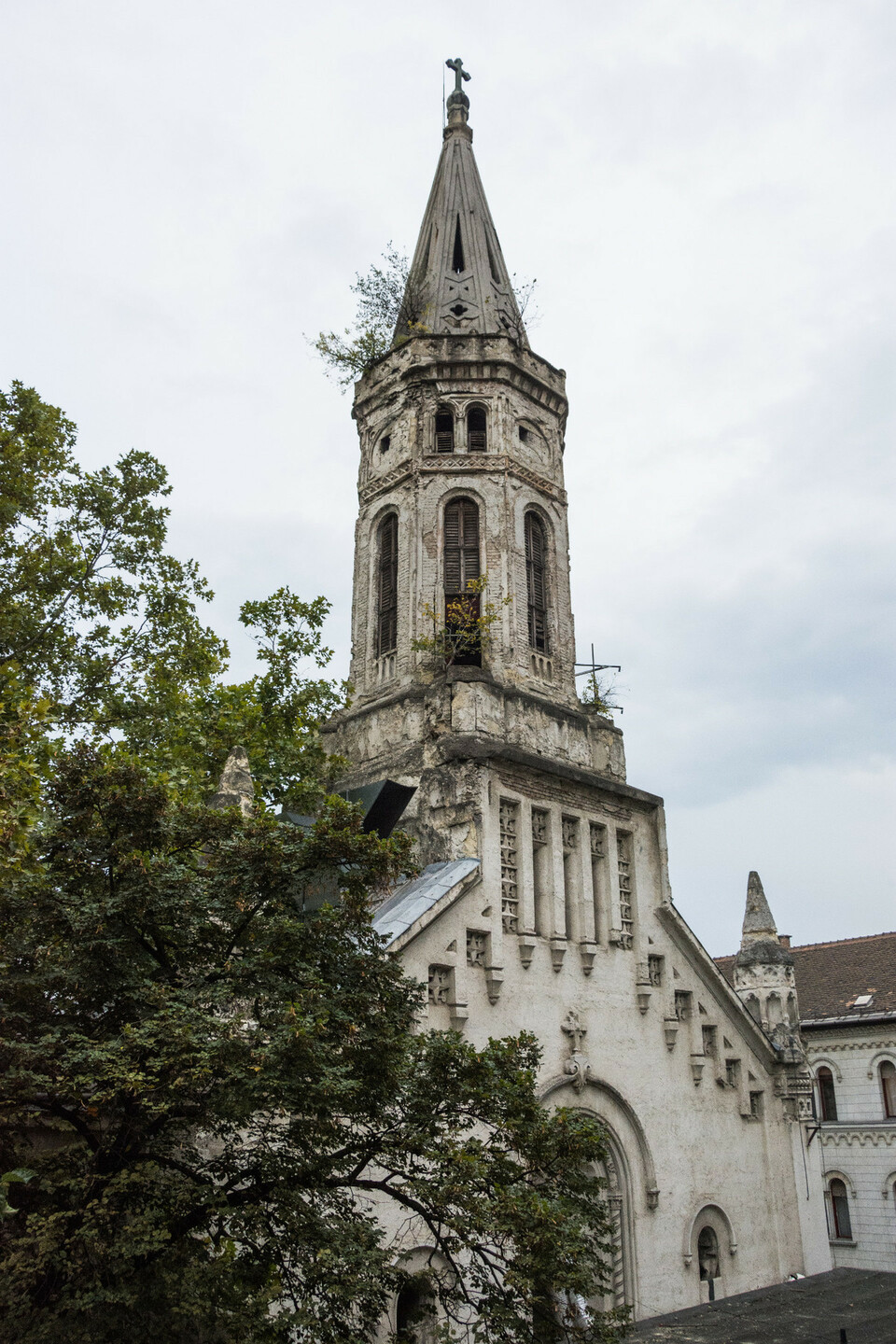 A megviselt templomépület sürgős felújításra szorul. Fotó: Kis Ádám / Lechner Tudásközpont